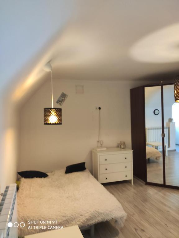 Ένα ή περισσότερα κρεβάτια σε δωμάτιο στο Apartament nad Dunajem