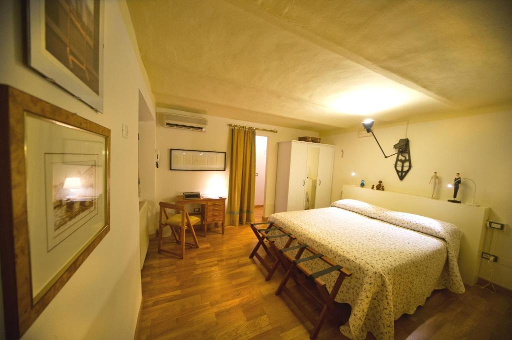 Un dormitorio con una cama y una mesa. en Lo Studio, en Terranuova Bracciolini