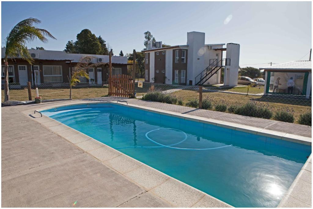 una piscina azul frente a una casa en Las Mentas en Victoria