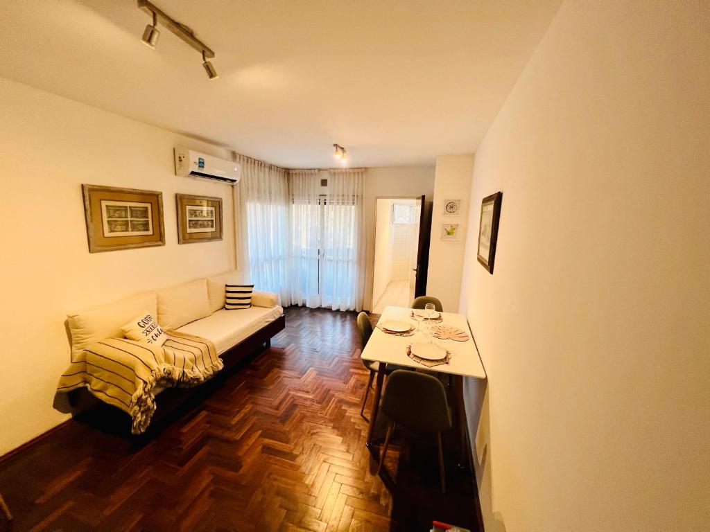 哥多華的住宿－Luminoso departamento con vista!，客厅配有沙发和桌子