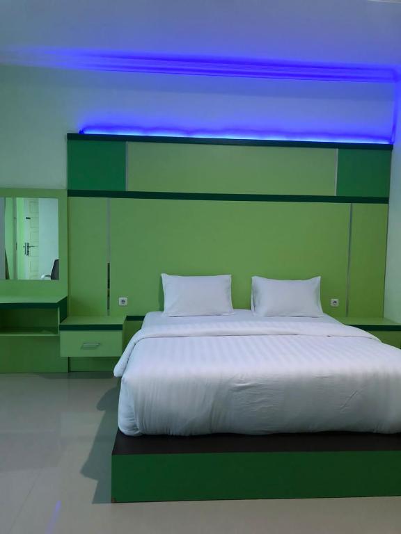 Postel nebo postele na pokoji v ubytování Shaima Homestay Syari'ah