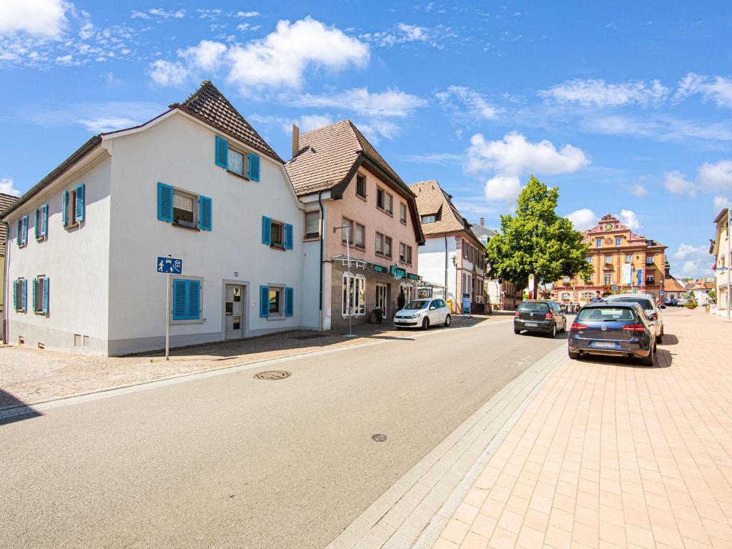 une rue dans une ville avec des voitures garées sur la route dans l'établissement Modern Apartment in Herbolzheim with Extensive Kitchen, à Herbolzheim