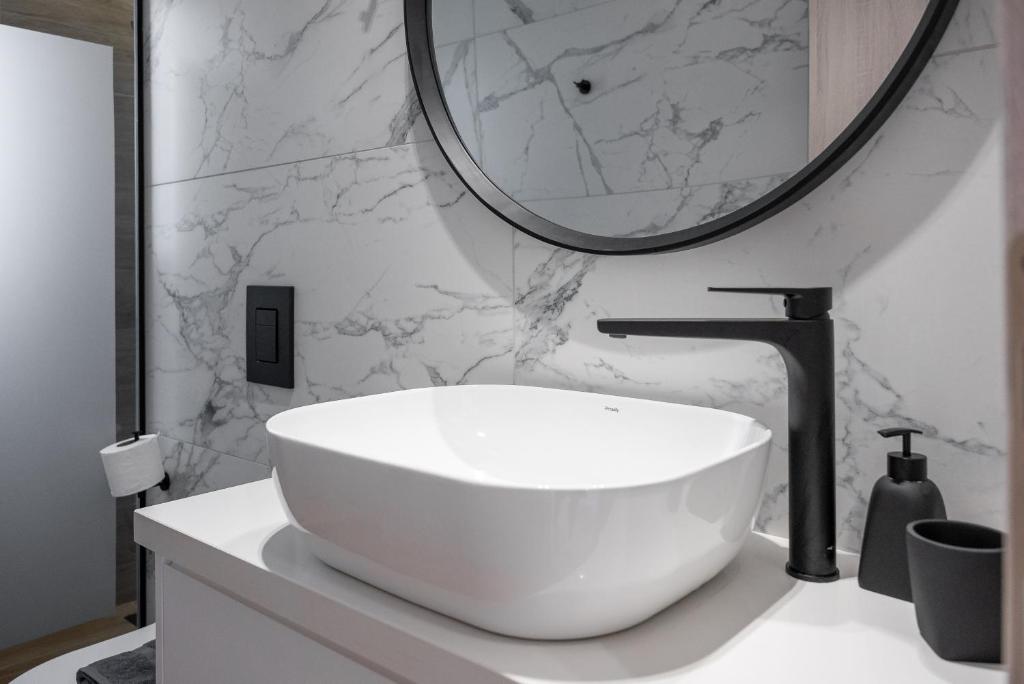 Almy Luxury Apartments - 8