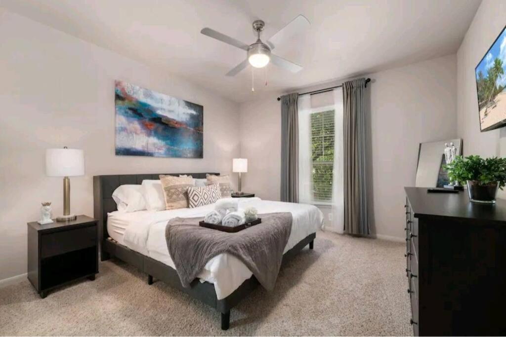 a bedroom with a bed and a ceiling fan at Cozy 1bd in the heart of downtown Dallas!(w/parking) in Dallas