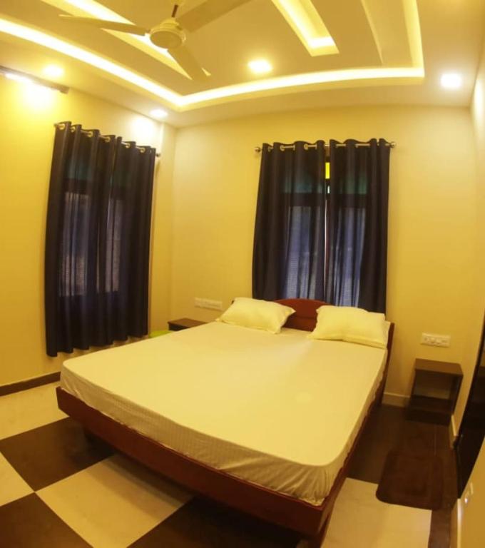 Postel nebo postele na pokoji v ubytování Meghdoot river resort