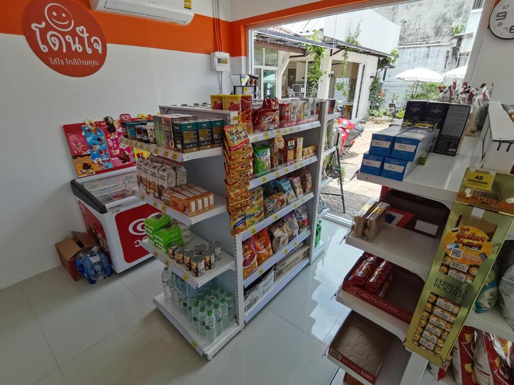 Supermarket nebo jiné obchody v  hotelu nebo okolí