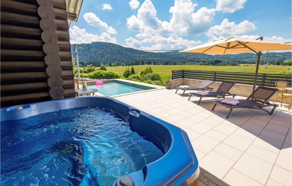 a hot tub in the backyard of a house at Nice Home In Ravna Gora With House A Panoramic View in Ravna Gora