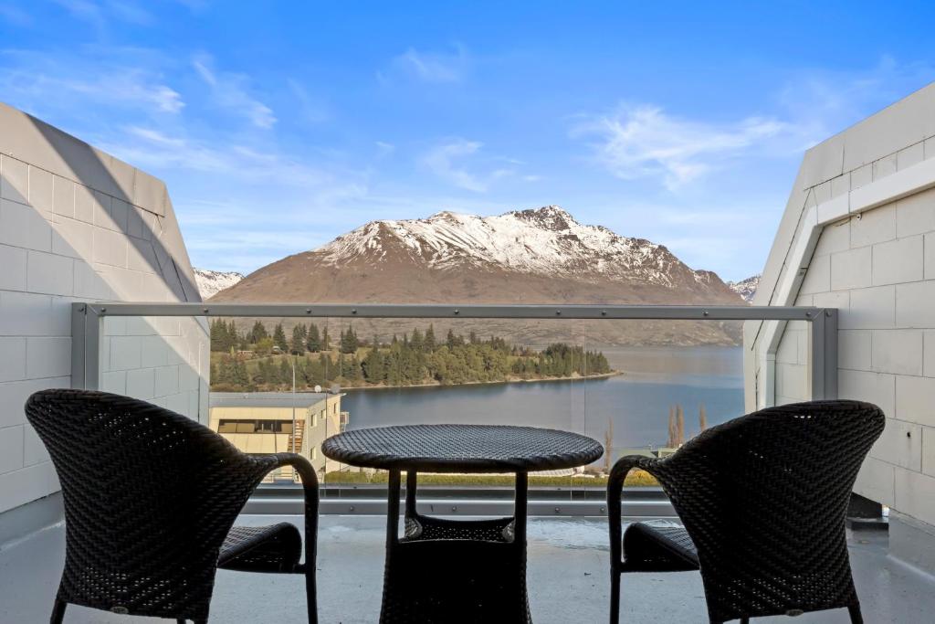 A balcony or terrace at Copthorne Hotel & Apartments Queenstown Lakeview