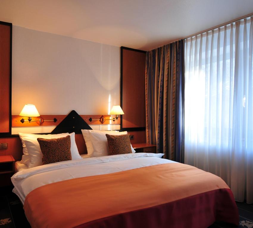 Postel nebo postele na pokoji v ubytování Hotel Flandrischer Hof