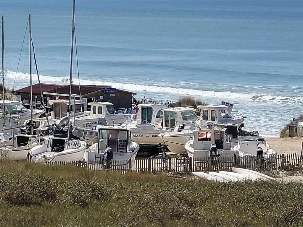 Un tas de bateaux sont garés sur la plage. dans l'établissement Appartement 3ème étage face mer avec balcon, ascenseur et parking privatif - FR-1-672-1, à Merlimont