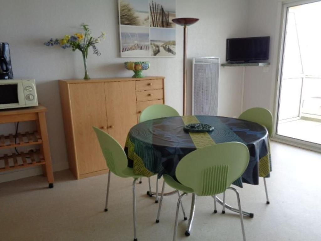 Kuchyňa alebo kuchynka v ubytovaní Appartement 3* face mer avec balcon, cuisine équipée, parking privé, proche club nautique - FR-1-672-3