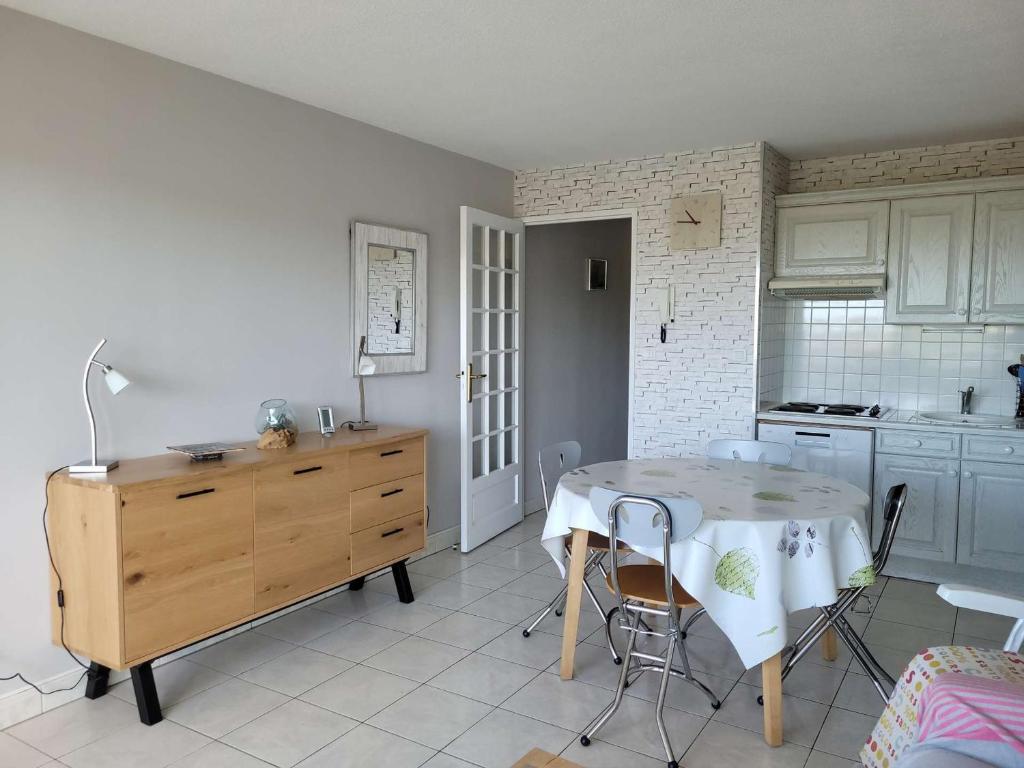 Fotografia z galérie ubytovania Appartement lumineux avec balcon, vue mer et dunes, parking privé, proche club nautique - FR-1-672-5 v destinácii Merlimont