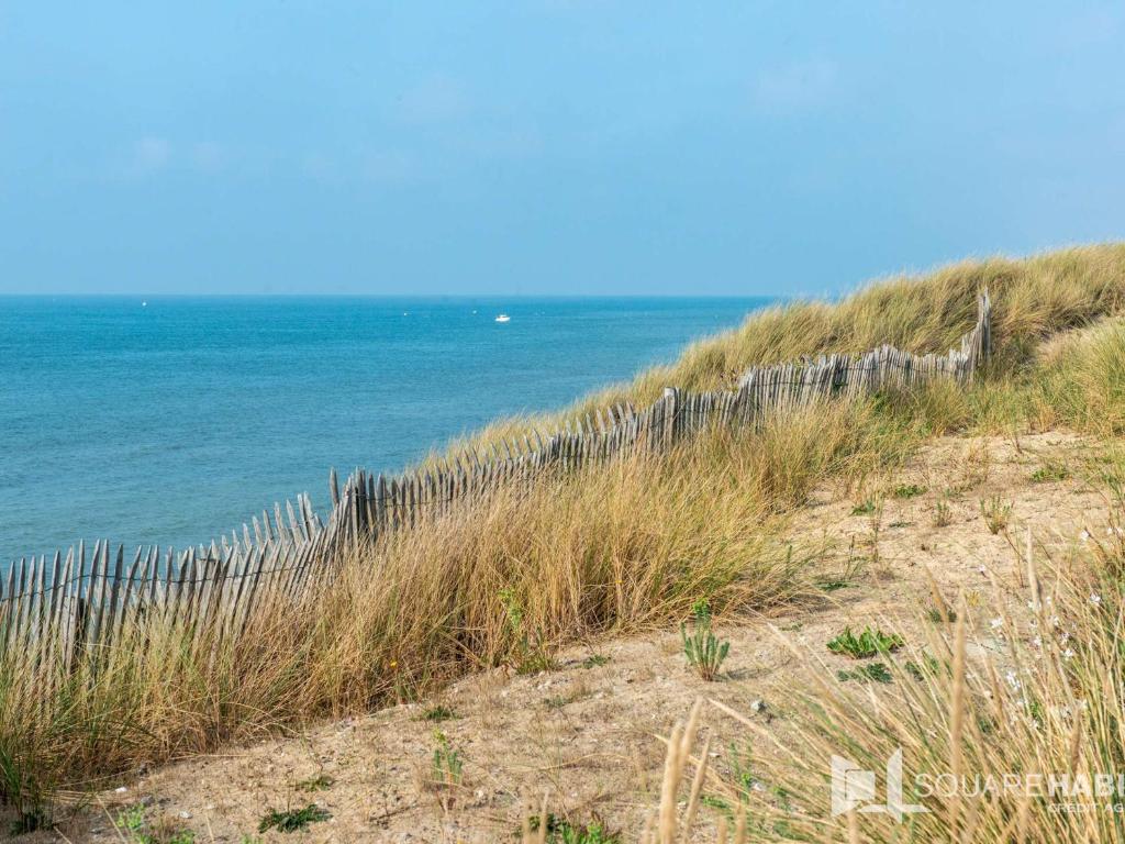 Fotografia z galérie ubytovania Appartement spacieux face aux dunes avec terrasse plein sud, parking et ménage inclus - FR-1-672-7 v destinácii Merlimont