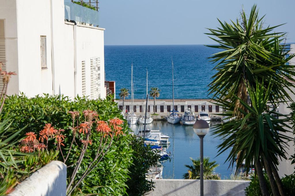 vistas a un puerto deportivo con barcos en el agua en Apartment Oscar, en Sitges