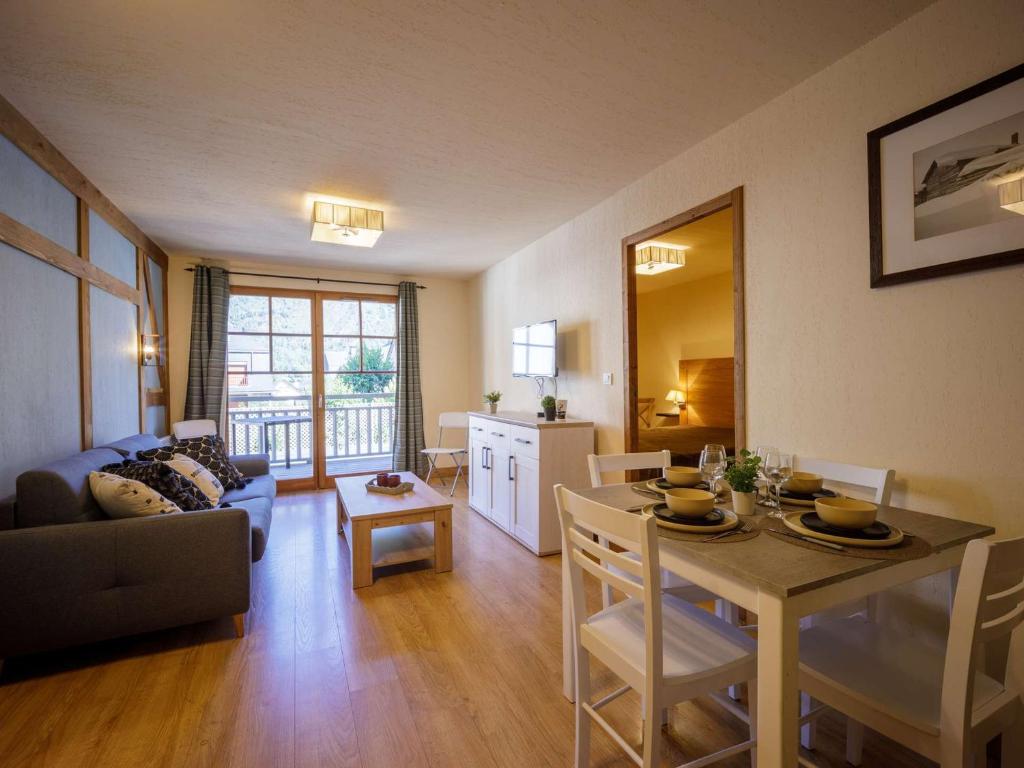 Część wypoczynkowa w obiekcie Appartement 6 pers, balcon, piscine & sauna, parking sécurisé, Saint-Lary-Soulan - FR-1-296-421