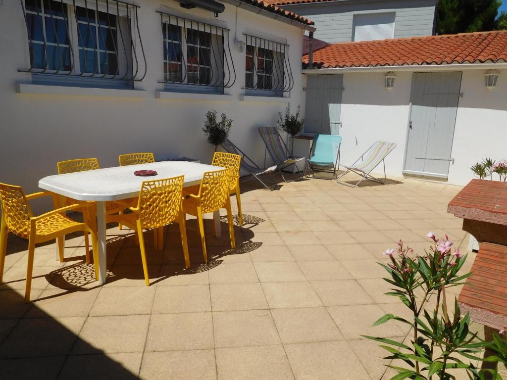 Photo de la galerie de l'établissement Maison à 100m de la plage, 6 pers, équipement complet, patio & parking, proche centre-ville - FR-1-476-186, à La Faute-sur-Mer