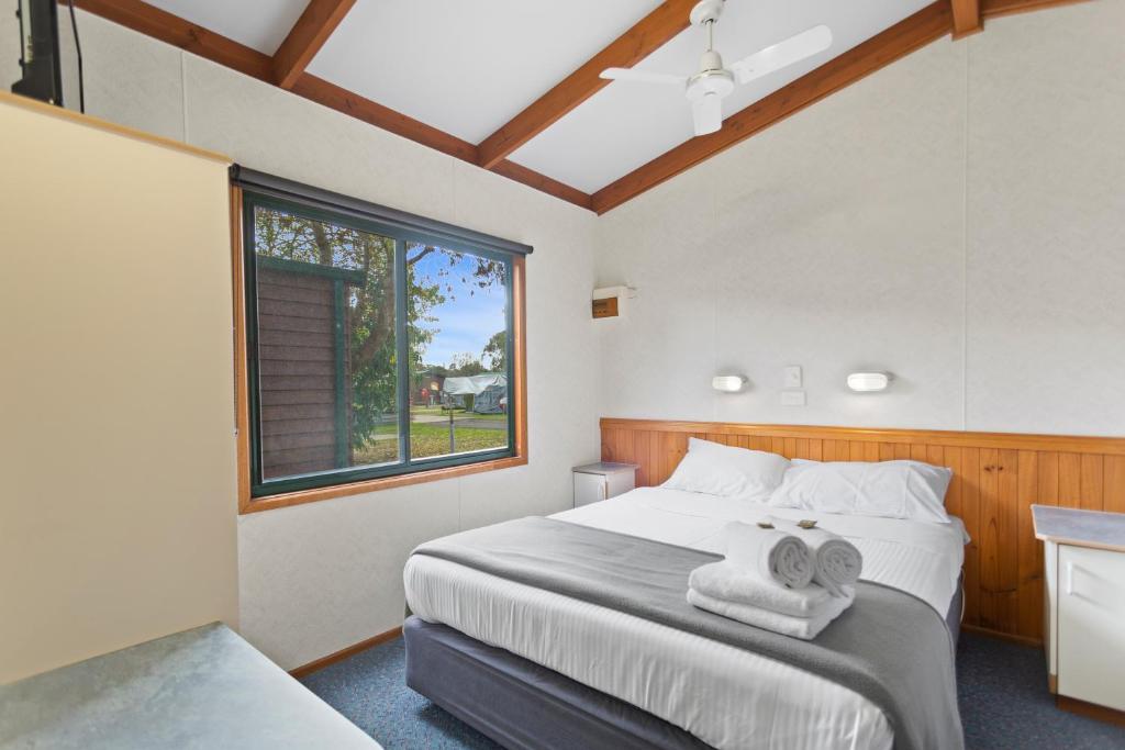 Кровать или кровати в номере Tasman Holiday Parks - Geelong
