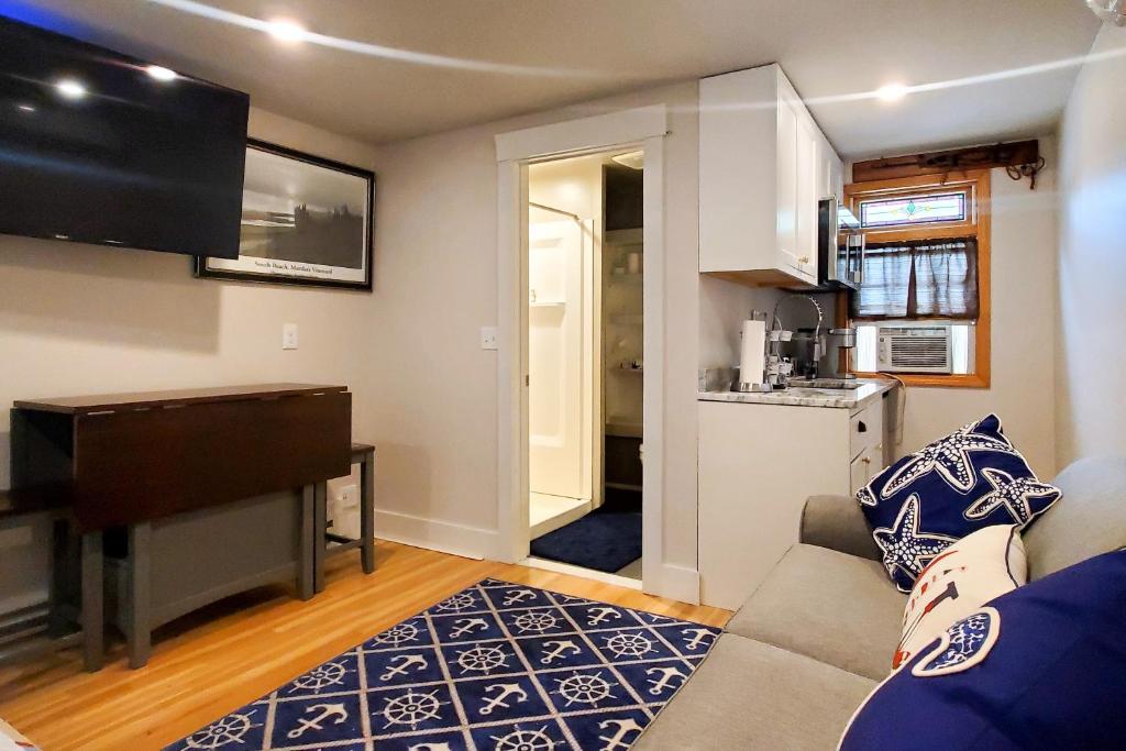 uma sala de estar com um sofá e uma cozinha em Nautical Daze- Studio em Oak Bluffs