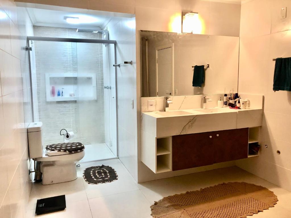 Ένα μπάνιο στο Duplex com laser privativo - piscina, sala de jogos, área de churrasqueira