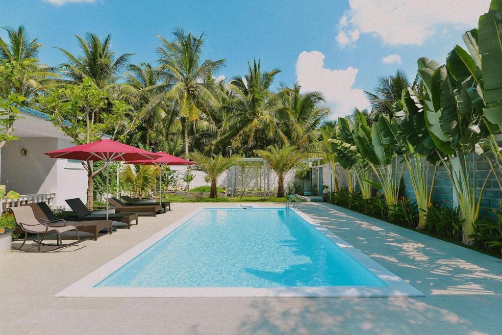 Bazén v ubytování La villa de CoCo Bến Tre nebo v jeho okolí