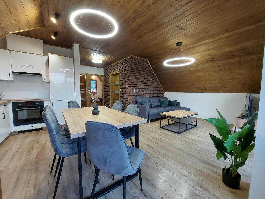 a kitchen and living room with a table and chairs at Domek/apartament Przekop in Sromowce Wyżne