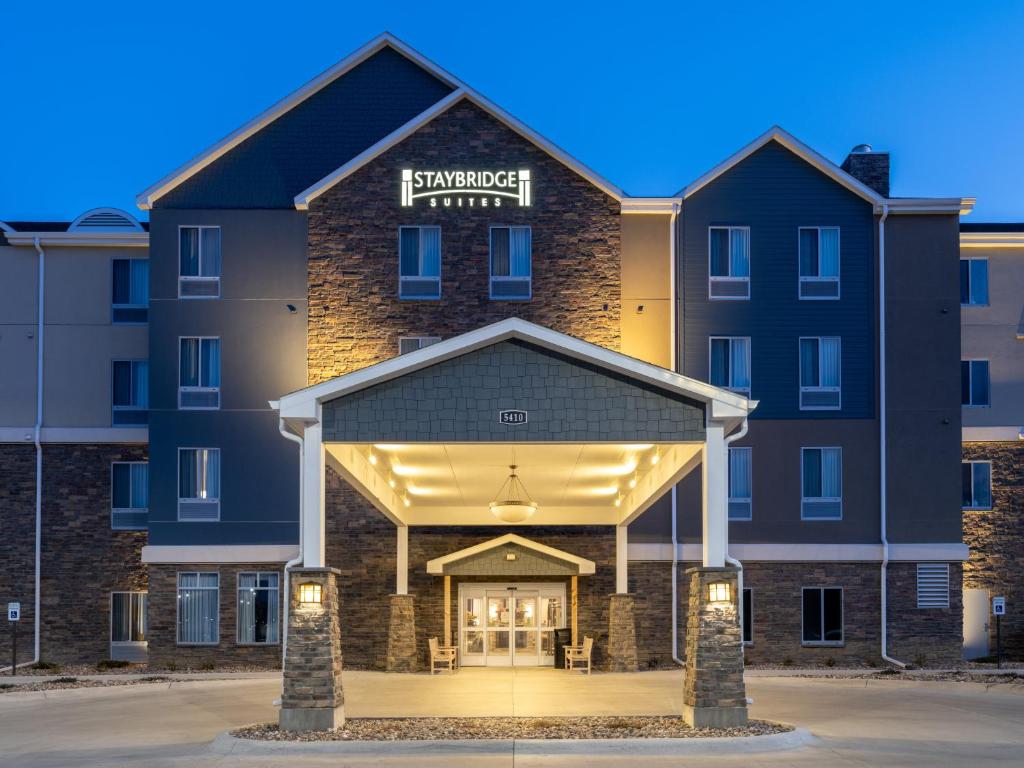 een weergave van de voorkant van een hotel bij Staybridge Suites - Sioux City Southeast, an IHG Hotel in Sioux City