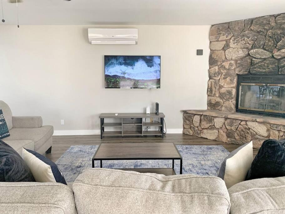 TV a/nebo společenská místnost v ubytování HAVALAKEVIEW STAY - POOL/SPA - POOL TABLE - SLEEPS12