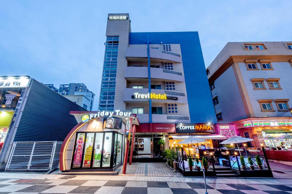 um grupo de edifícios numa cidade em Trevi Hotel em Jeju