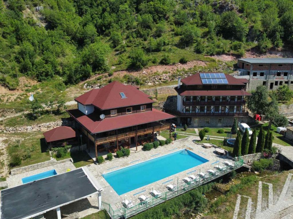 Bazén v ubytování Etno Selo VRELO & Camping nebo v jeho okolí