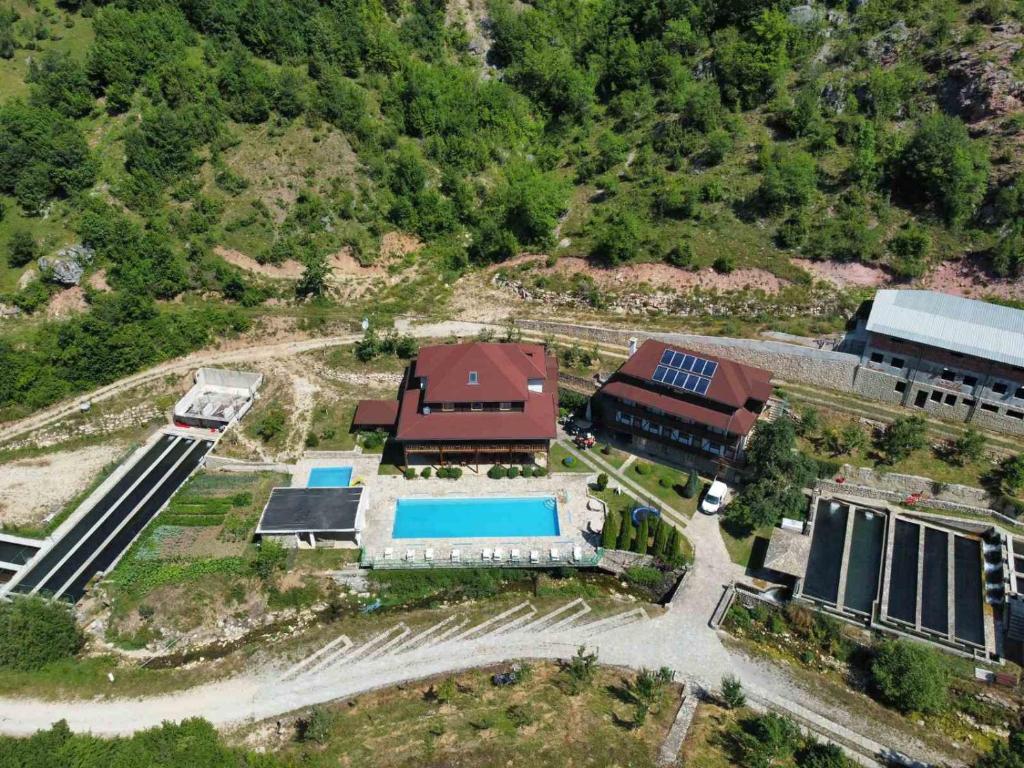 Bazén v ubytování Etno Selo VRELO & Camping nebo v jeho okolí