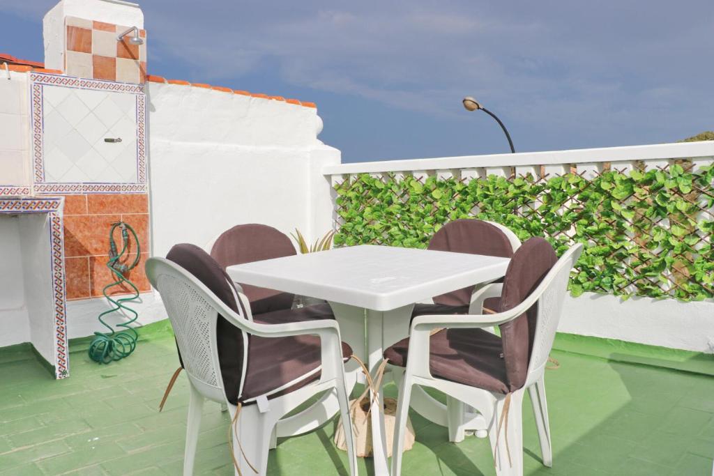 una mesa blanca y sillas en un patio en Apartamento Buen Pastor, en San Fernando