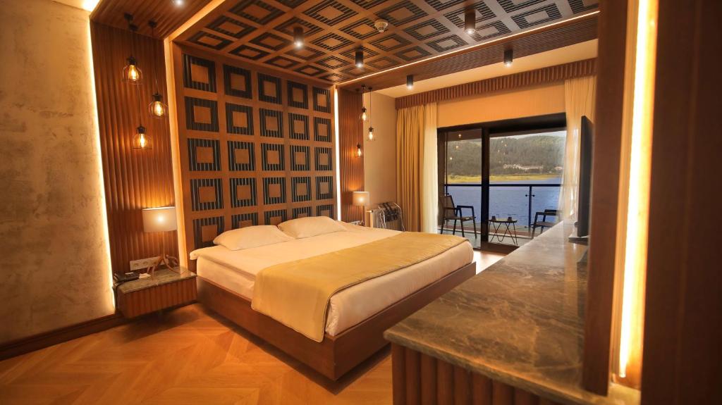 A bed or beds in a room at Abant Kosk Oteli