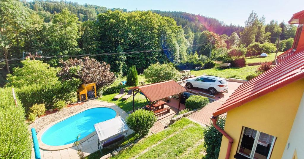 eine Luftansicht eines Hauses mit Pool in der Unterkunft Apartment Ulrich in Jablonec nad Jizerou