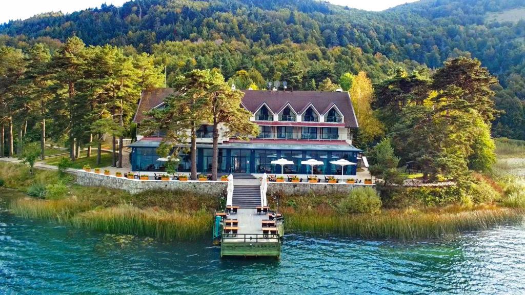 una casa en una isla en medio de un lago en Abant Kosk Oteli, en Abant