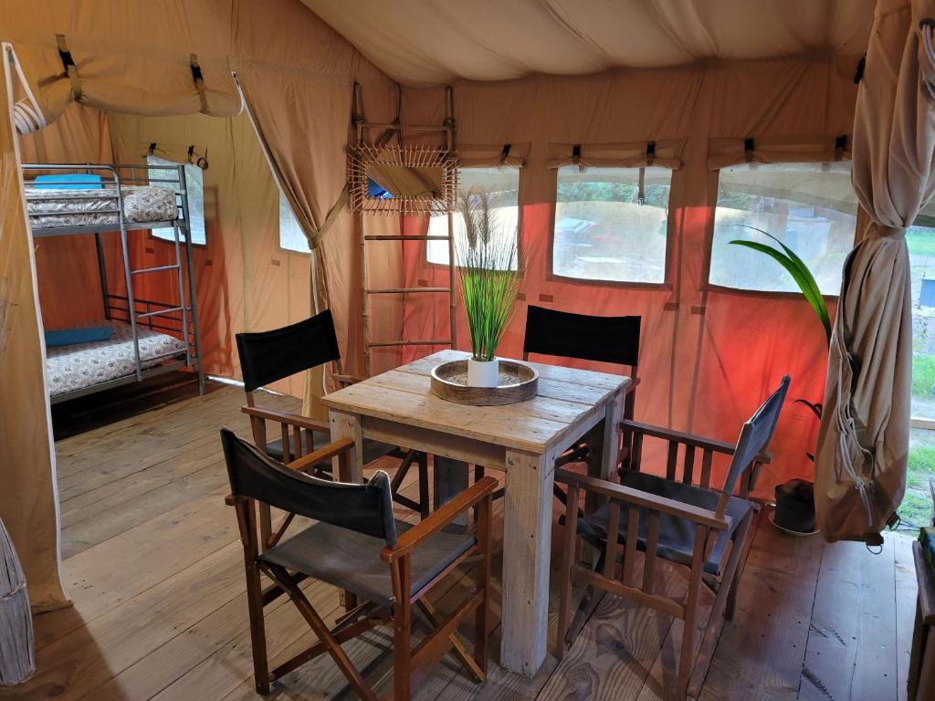 Łóżko lub łóżka w pokoju w obiekcie Tente Lodge Safari