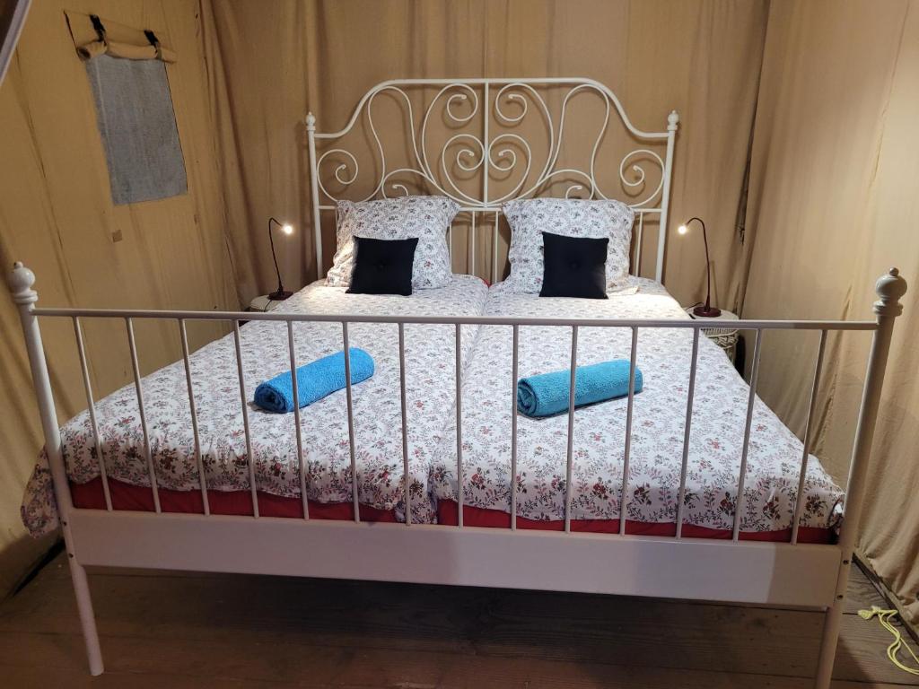 Łóżko lub łóżka w pokoju w obiekcie Tente Lodge Safari