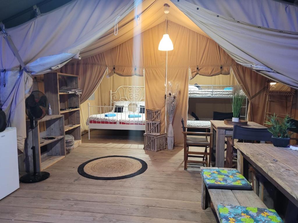 Łóżko lub łóżka w pokoju w obiekcie Tente Lodge Safari