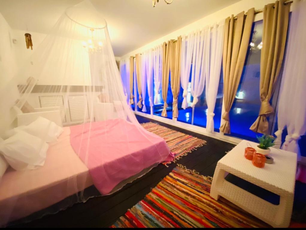 Postel nebo postele na pokoji v ubytování Exclusive Villa Larnaca - 8 plus sleeps - 2 min from BEACH - Big Private Pool