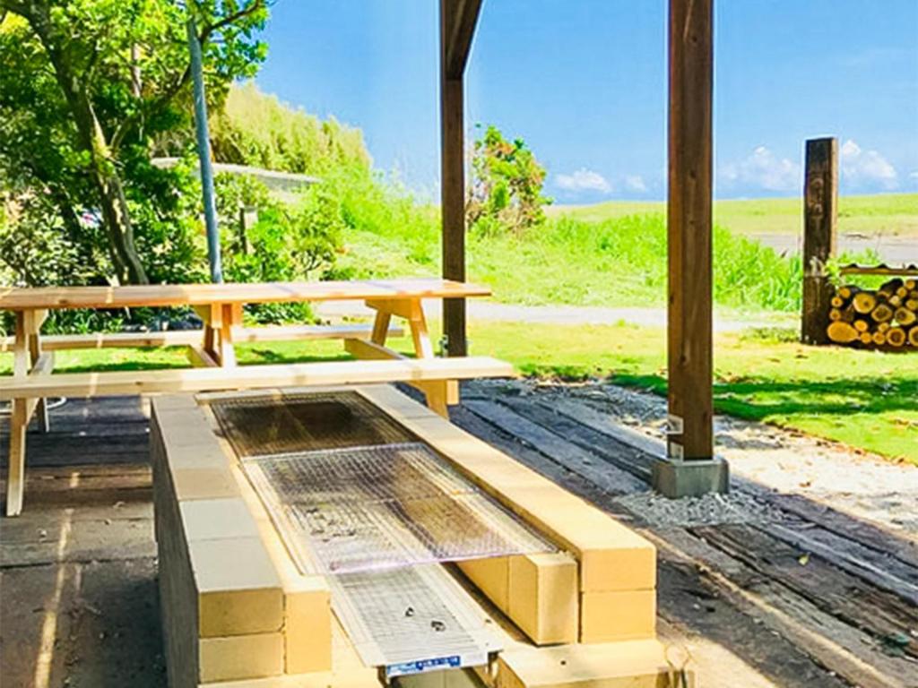 uma mesa de piquenique e um banco num parque em Lagoon Resort - Vacation STAY 96528v em Isumi