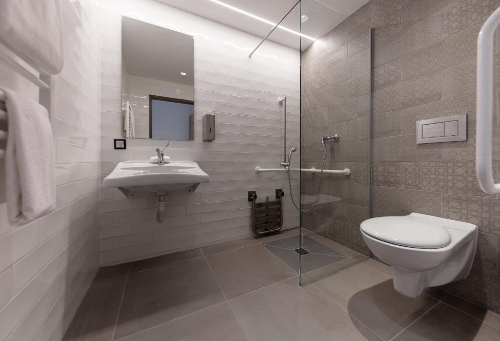 Koupelna v ubytování Hotel OTP Balatonszemes