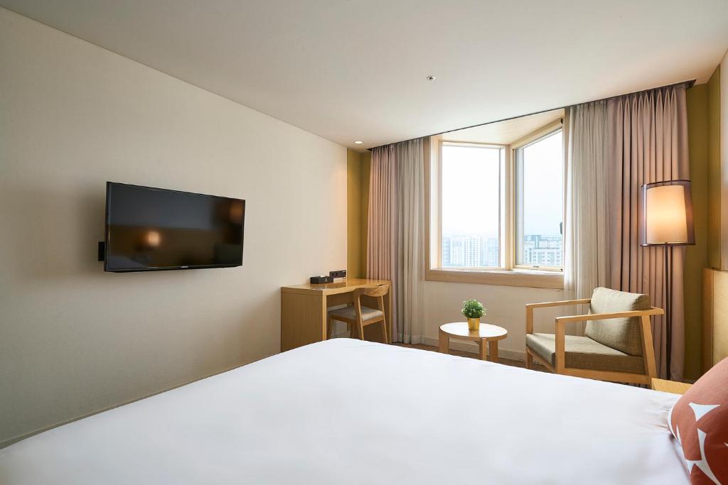 TV a/nebo společenská místnost v ubytování Jeju Central City Hotel