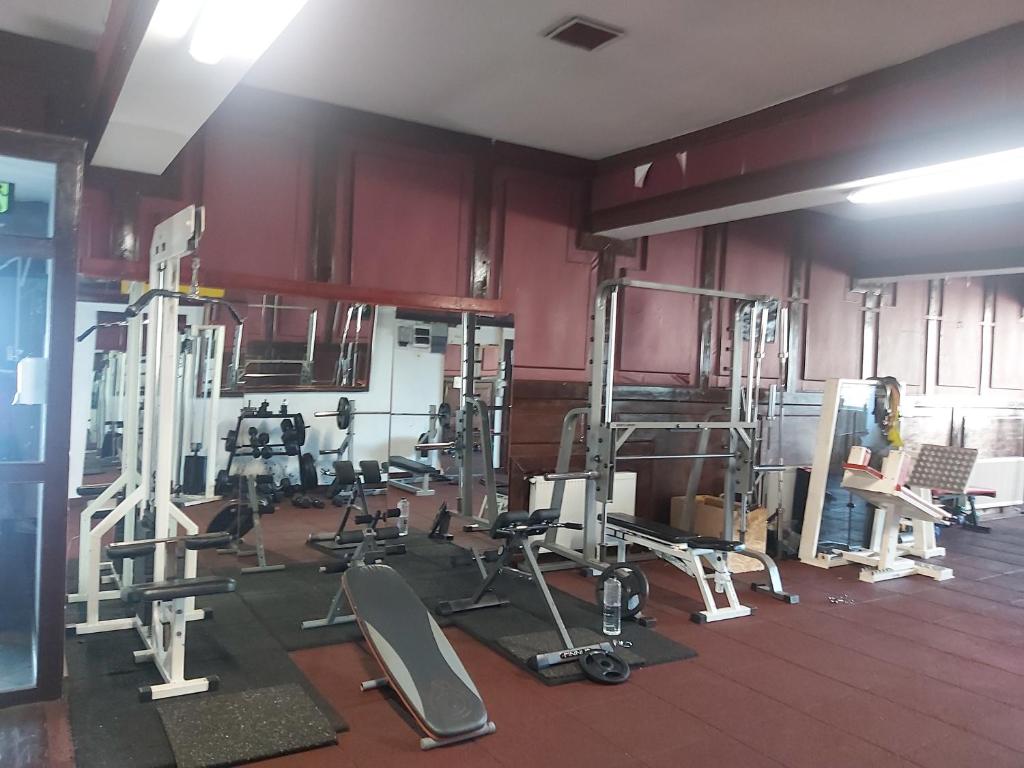 un gimnasio con mucho equipamiento en una habitación en Vila Micul Castel, en Sinaia