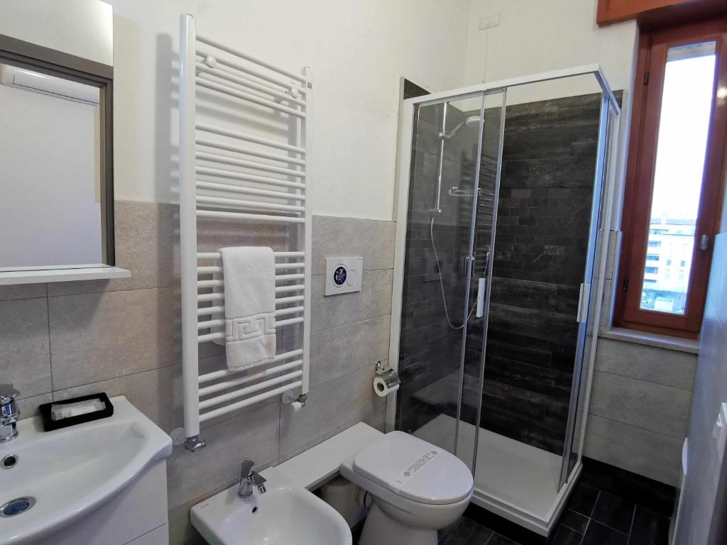 łazienka z prysznicem, toaletą i umywalką w obiekcie Casa Belfiore Vicenza Medici 17 w mieście Vicenza