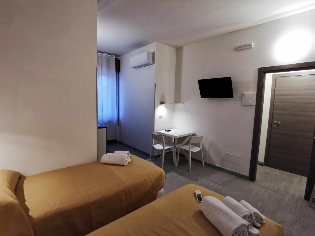 pokój hotelowy z 2 łóżkami i stołem w obiekcie Casa Belfiore Vicenza Medici 17 w mieście Vicenza