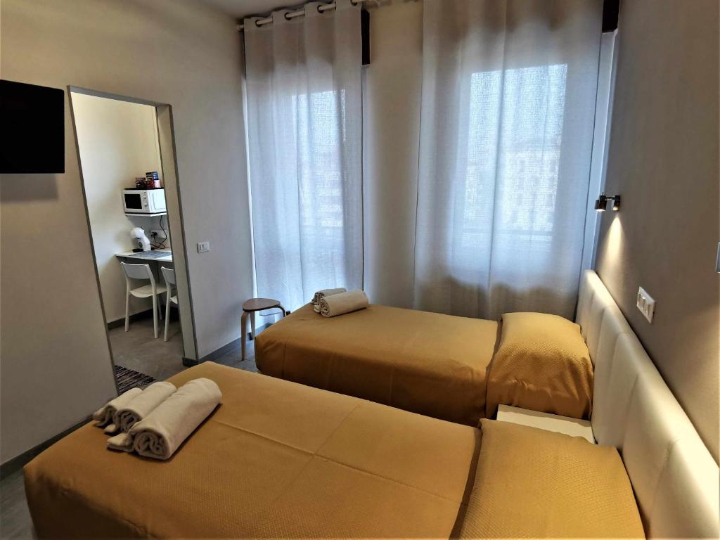 Pokój hotelowy z 2 łóżkami i lustrem w obiekcie Casa Belfiore Vicenza Medici 17 w mieście Vicenza