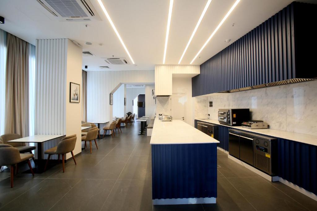 Kuchyň nebo kuchyňský kout v ubytování Genesis Kosher Hotel Tbilisi