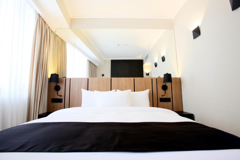 Postel nebo postele na pokoji v ubytování Genesis Kosher Hotel Tbilisi