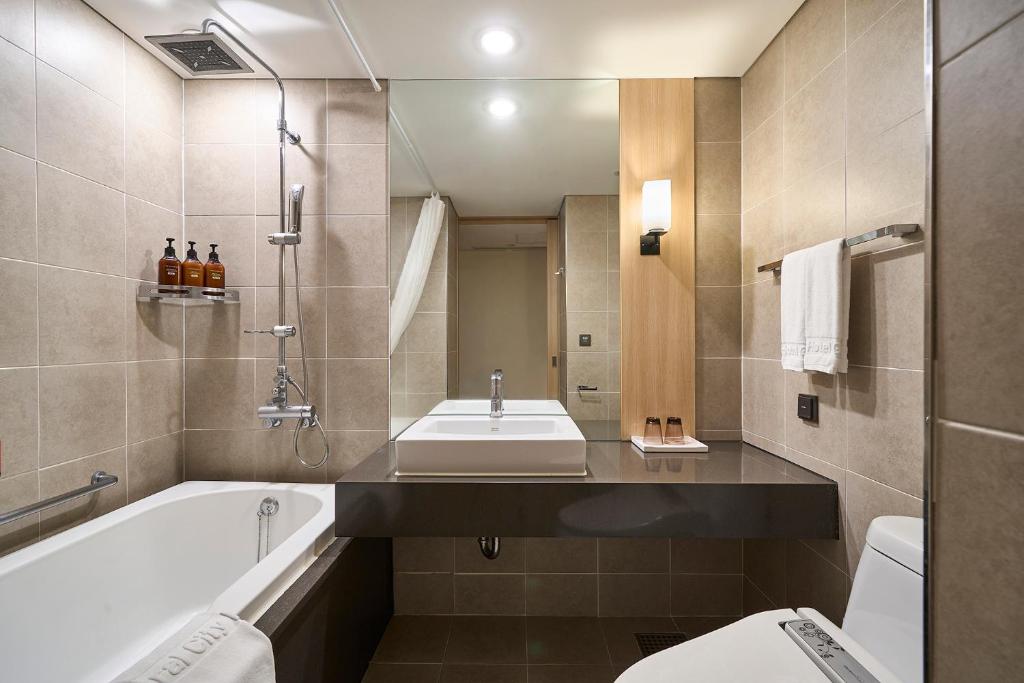 Koupelna v ubytování Jeju Central City Hotel