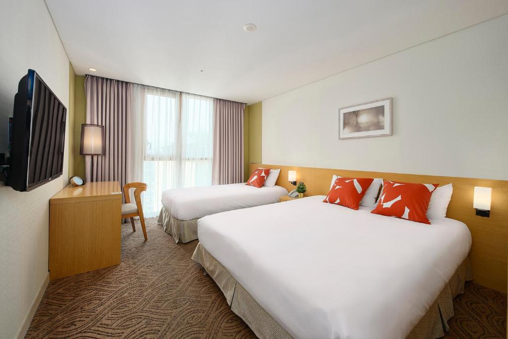 TV a/nebo společenská místnost v ubytování Jeju Central City Hotel
