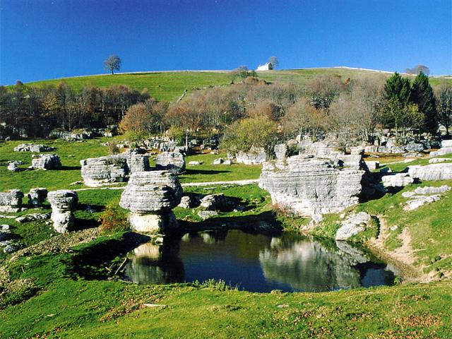 kamienny most nad stawem na polu w obiekcie La Collina Olistica w mieście Tregnago